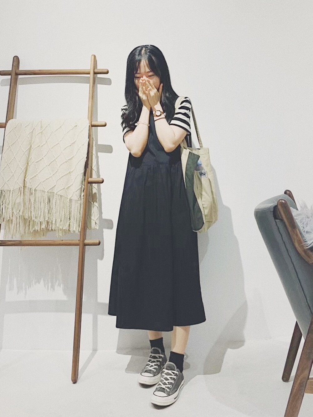 「MUJI、简约、条纹」｜「白描工作间のアイテム（ジャンパースカート、ブラック系）」を使った、比猫懒一点さん（レディース・159cm）の夏コーディネートの1枚目の写真