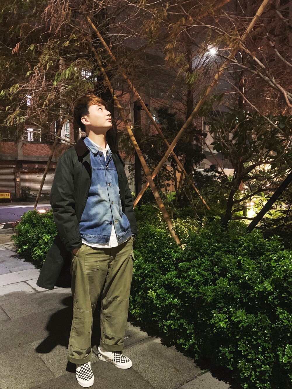「denim、vintage、white、green、Taiwan、ANACHRONORM、barbour、coat、VANS、causal」｜「Barbourのアイテム（ピーコート、グリーン系）」を使った、大頭さん（メンズ・187cm）の春コーディネートの1枚目の写真
