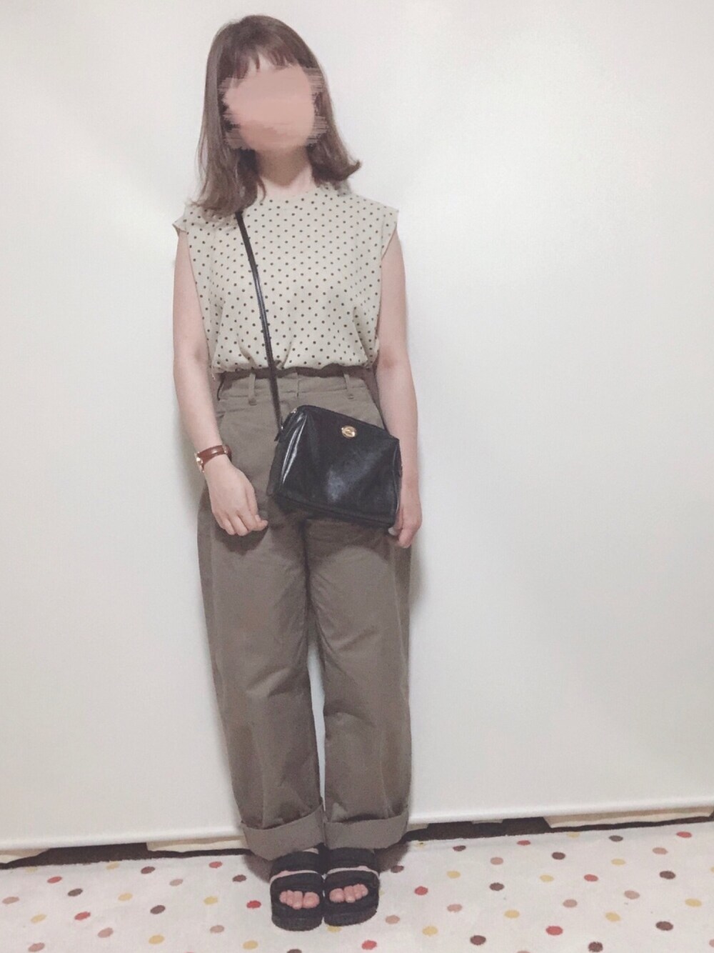 ブラック系のショルダーバッグ、ベージュ系のその他パンツ、ブラック系のサンダルを着用したレディースの夏コーディネートの1枚目の写真