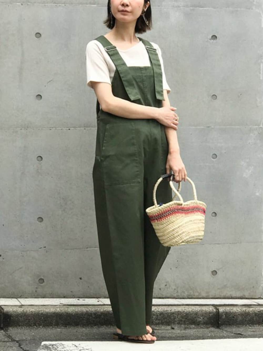 「イヤリング、オーバーオール、アシンメトリー、春カラー、春コーデ、ワンショルダー、Fatima Morocco、リブT、ALEXANDRINE PARIS、REMME」｜「NANO universeの【WEB限定】アシンメトリーネックリブカットソー（Tシャツ/カットソー、ホワイト系）」を使った、nano・universe lady's webeditorさん（レディース・158cm）の春コーディネートの1枚目の写真