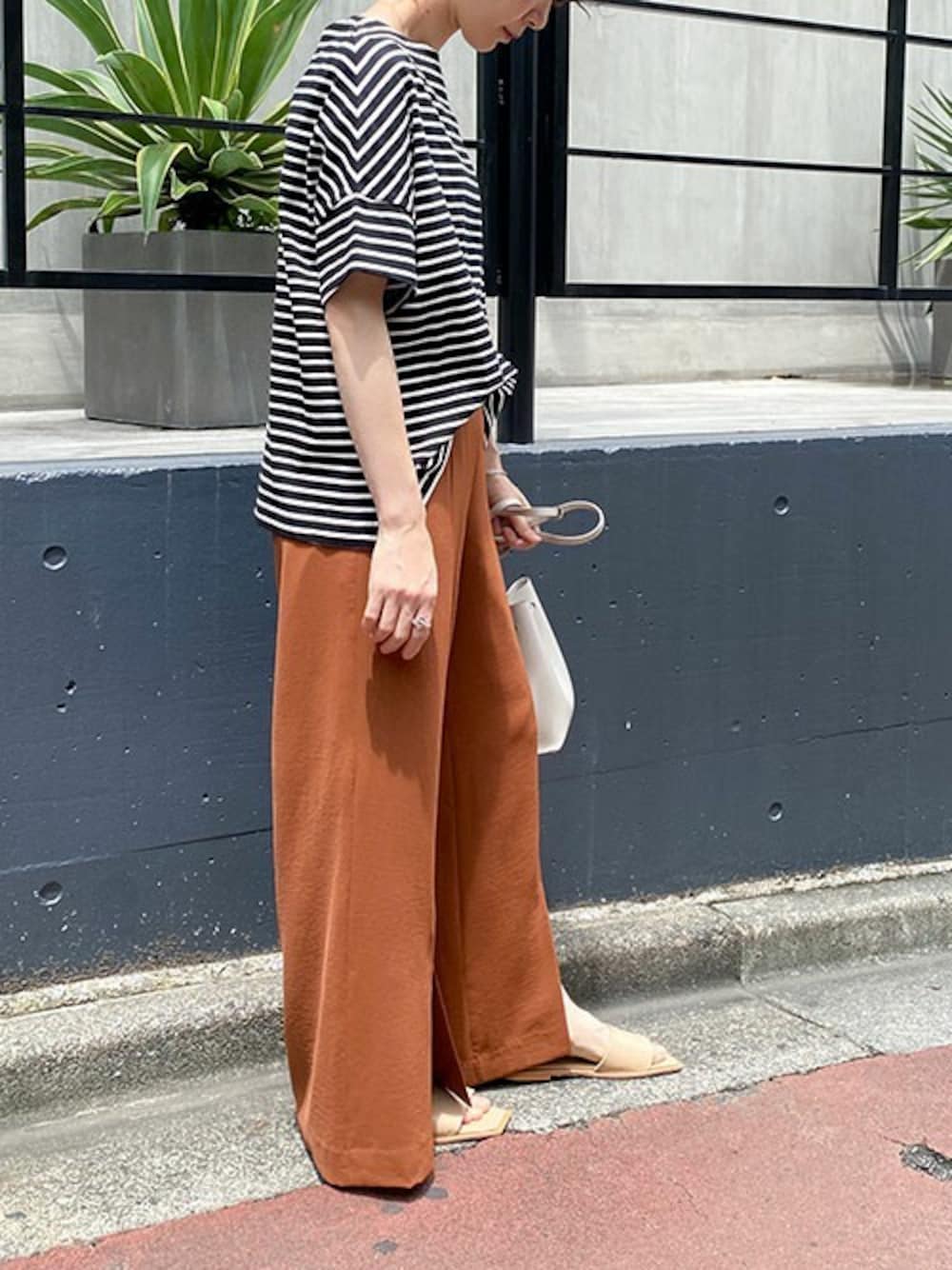 「ボーダー、ショルダーバッグ、大人カジュアル、ワイドパンツ、サンダル、ボーダートップス、パンツスタイル、夏コーデ、低身長、スリットパンツ」｜「NANO universeのWEB限定/ボーダーワイドドロップTシャツ（Tシャツ/カットソー、ブラック系）」を使った、nano・universe lady's webeditorさん（レディース・158cm）の夏コーディネートの1枚目の写真