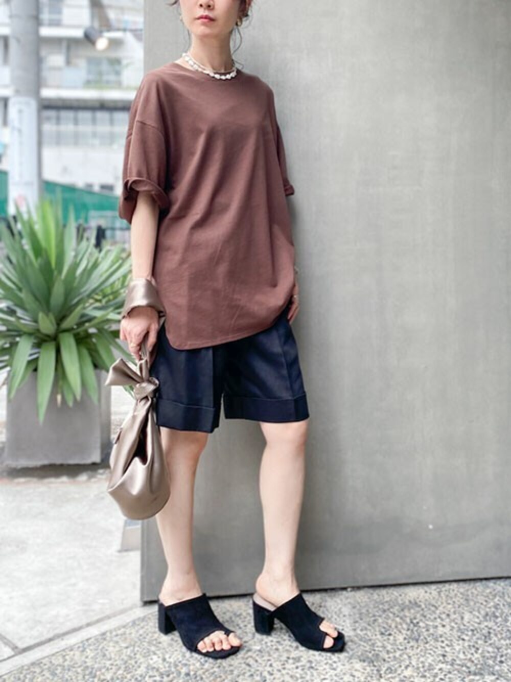 ブラウン系のTシャツ/カットソー、ブラック系のその他パンツ、ブラック系のサンダルを着用したレディースの夏コーディネートの1枚目の写真