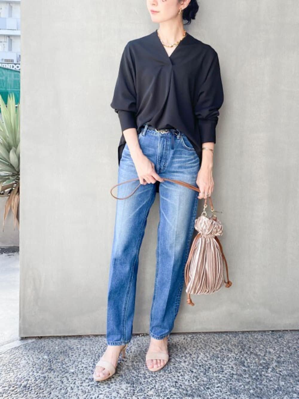 ブラック系のシャツ/ブラウス、ブルー系のデニムパンツ、ベージュ系のサンダルを着用したレディースの夏コーディネートの1枚目の写真