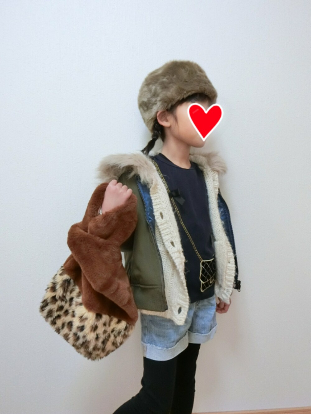 「キッズコーデ、キッズファッション、おしゃれさんと繋がりたい、娘コーデ、女の子、おんなのこ、女の子コーデ、おんなのこコーデ、ファー帽子」｜「petit mainのBAGモチーフ長袖Ｔシャツ（Tシャツ/カットソー、ブルー系）」を使った、coco-pipipiさん（キッズ・120cm）の冬コーディネートの1枚目の写真