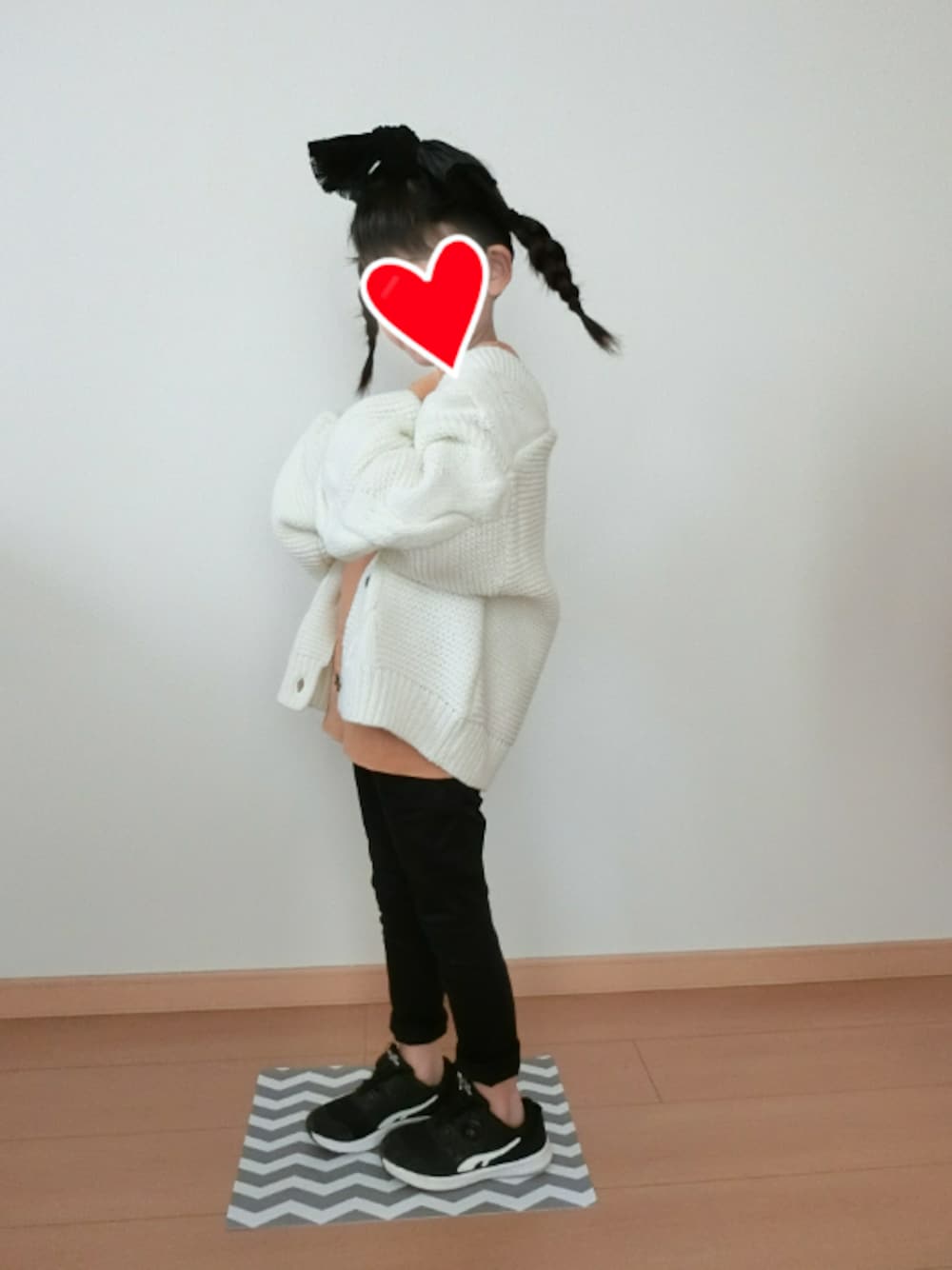 「今日のコーデ、今日の服、キッズコーデ、キッズファッション、レイヤードstyle、おしゃれさんと繋がりたい、女の子、娘コーデ、女の子コーデ、オーバーサイズカーディガン」｜「CIAOPANIC TYPYの【ママとおそろい】フリンジリボンベロアターバン（ヘアバンド、ブラック系）」を使った、coco-pipipiさん（キッズ・120cm）の冬コーディネートの1枚目の写真