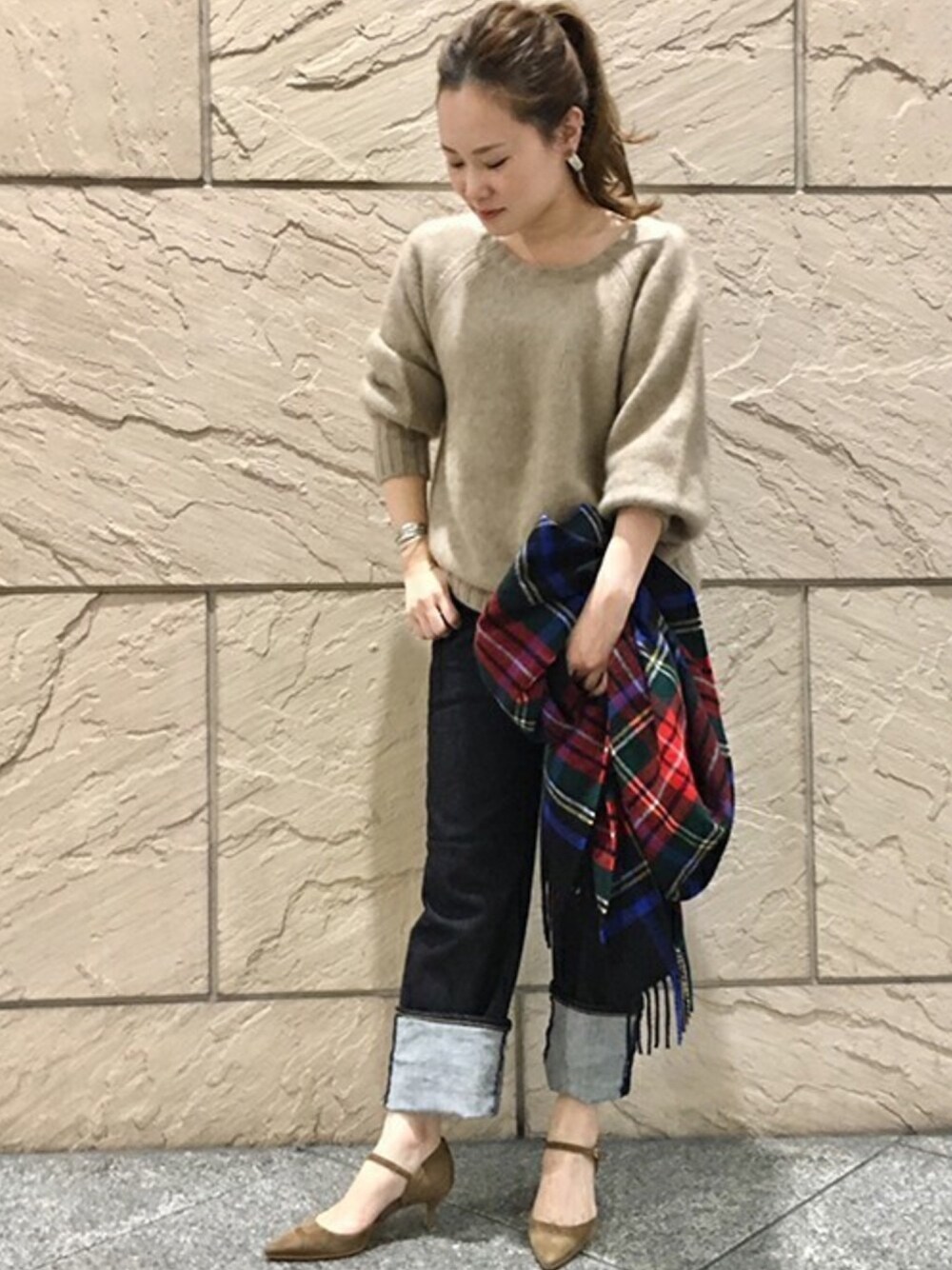 「チェック、ニット、デニム、ストール、FRAMeWORK、デニムパンツ、パンツスタイル、オトナカジュアル、15周年、PLAIDIE」｜「FRAMeWORKのワンウォッシュデニム5Pパンツ◆（デニムパンツ、ブルー系）」を使った、ayamiさん（レディース・156cm）の秋コーディネートの1枚目の写真
