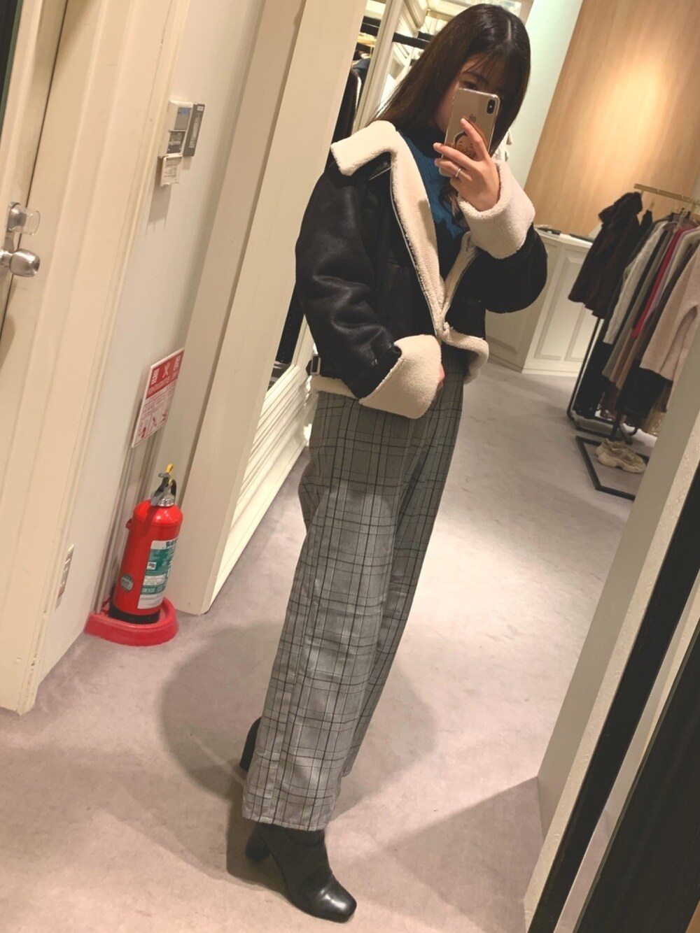 「秋冬コーデ、シンプルコーデ、ニット、冬コーデ、ブーツ、チェック柄、ショートブーツ、ボアブルゾン」｜「PAGEBOYのフェイクムートンZIPブルゾン（ムートンコート、ブラック系）」を使った、❤︎さん（レディース・166cm）の秋コーディネートの1枚目の写真