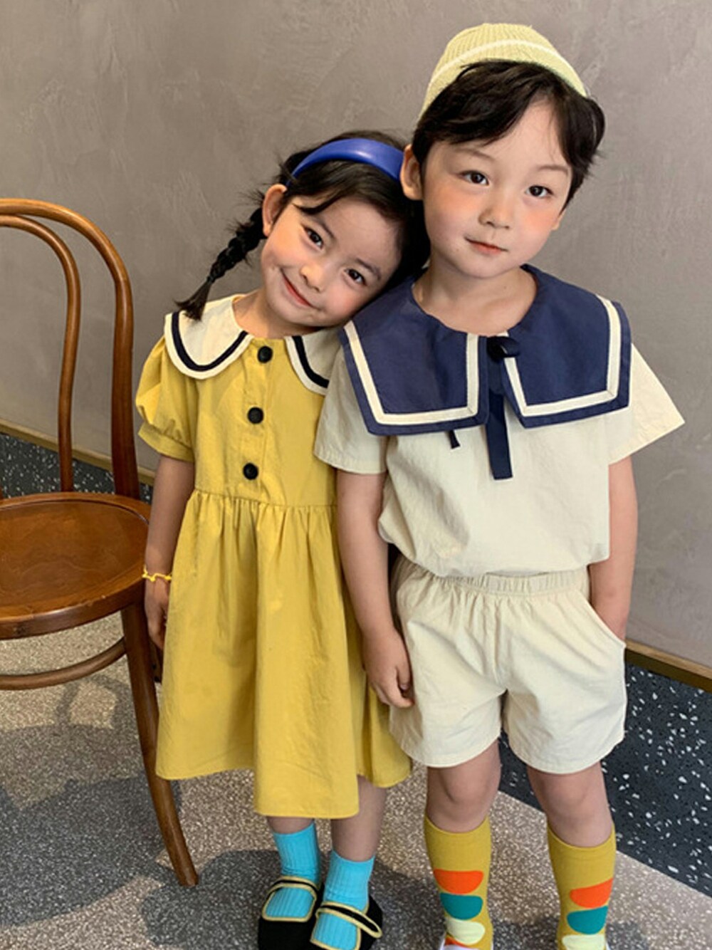 ベージュ系のセットアップ、ベージュ系のワンピースを着用したキッズの夏コーディネートの1枚目の写真