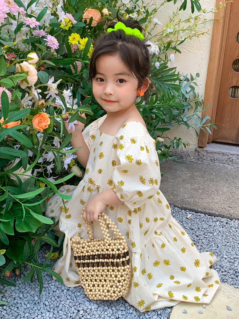 ベージュ系のワンピースを着用したキッズの夏コーディネートの1枚目の写真