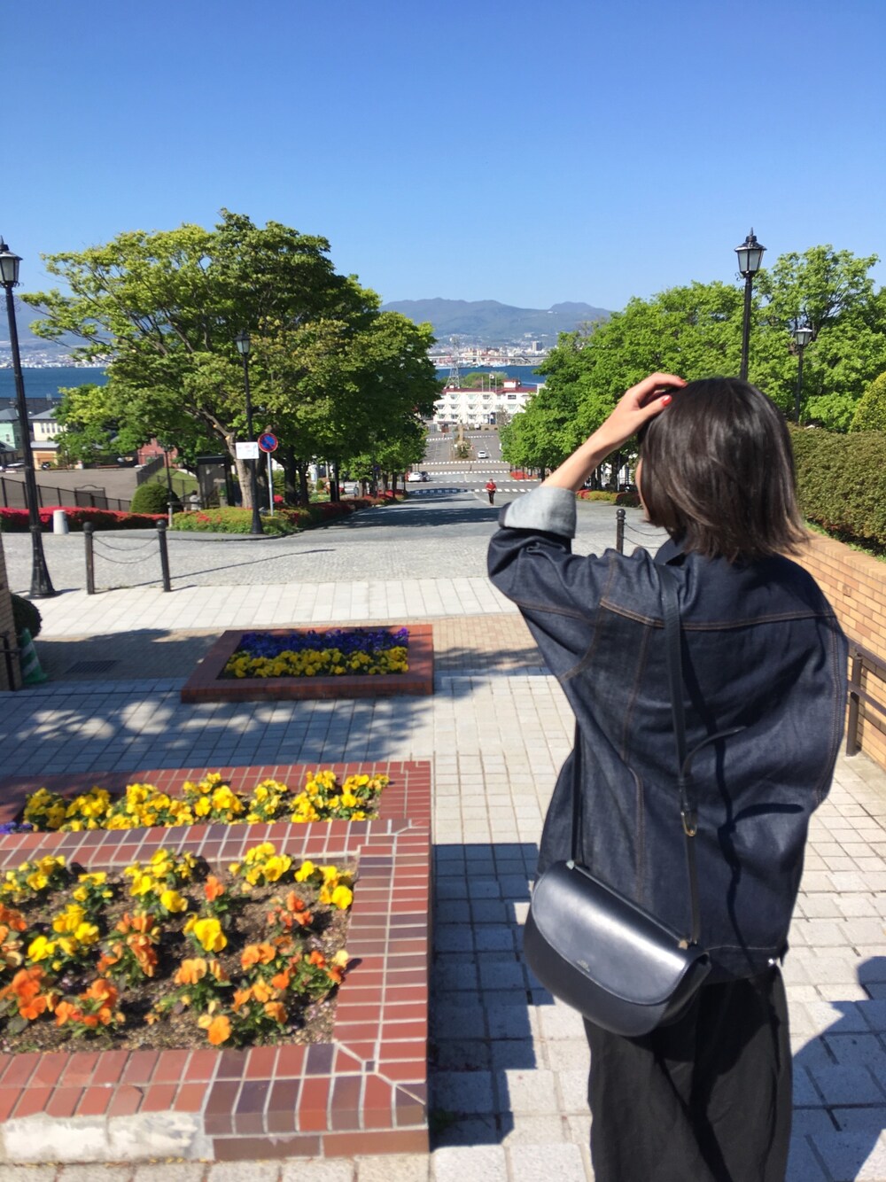 「北海道、観光、APC、HYKE、ジージャン」｜「HYKEのアイテム（デニムジャケット、ブルー系）」を使った、…さん（レディース・161cm）の春コーディネートの1枚目の写真
