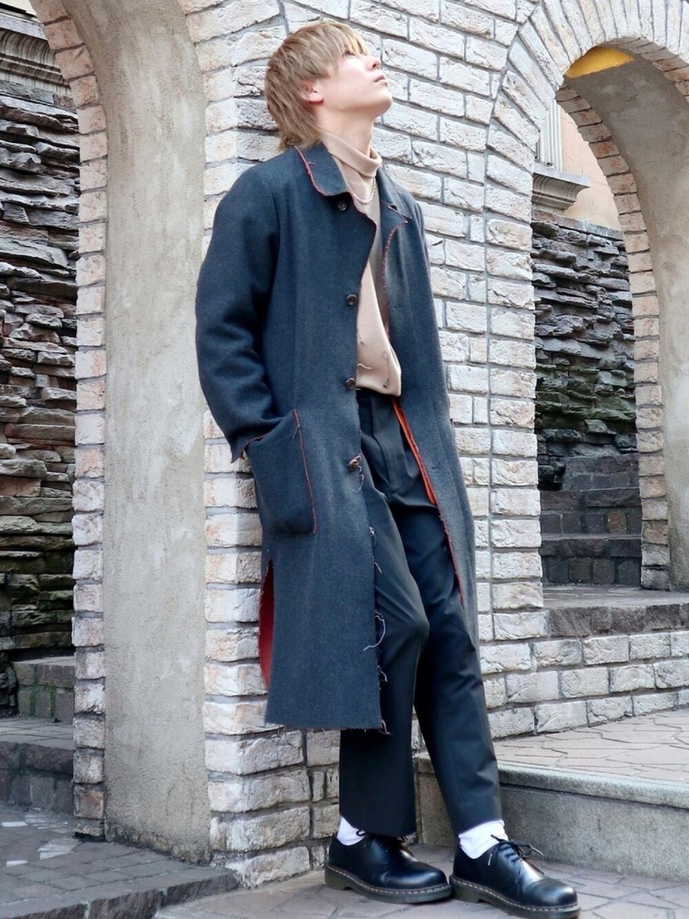「bukht、Lui's、Dr.Martens、フレアパンツ、ALAND、コート、冬服、私の推しブランド」｜「ALANDのアイテム（ニット/セーター、ベージュ系）」を使った、ひろきさん（メンズ・178cm）の冬コーディネートの1枚目の写真