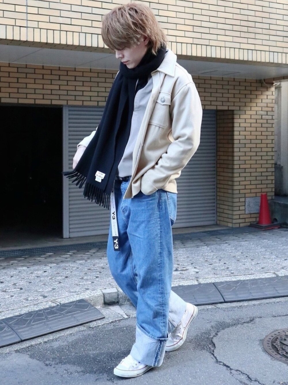 ベージュ系のシャツ/ブラウス、ホワイト系のTシャツ/カットソー、ベージュ系のジャケット/アウターを着用したメンズの冬コーディネートの1枚目の写真