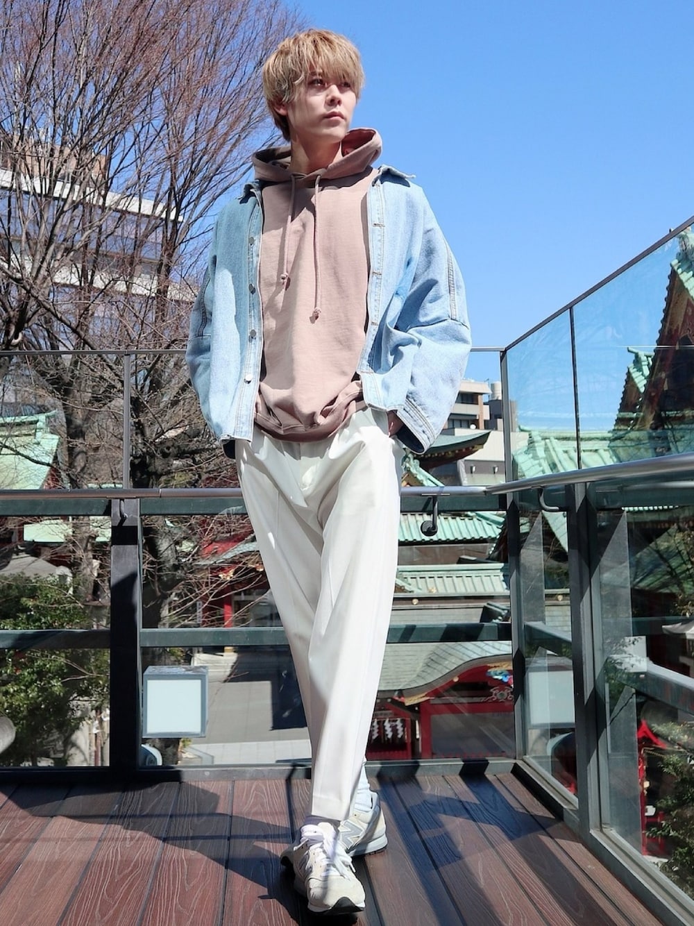 「春めきシューズ、お洒落さんとつながりたい、今日のコーデ、春コーデ、ホワイトコーデ、白パンツ、デニムジャケット、ベージュ、いいね、save、フォローお願いします🤑、スニーカーコーデ」｜「WARPのアイテム（ジャケット/アウター、ブルー系）」を使った、ひろきさん（メンズ・178cm）の春コーディネートの1枚目の写真