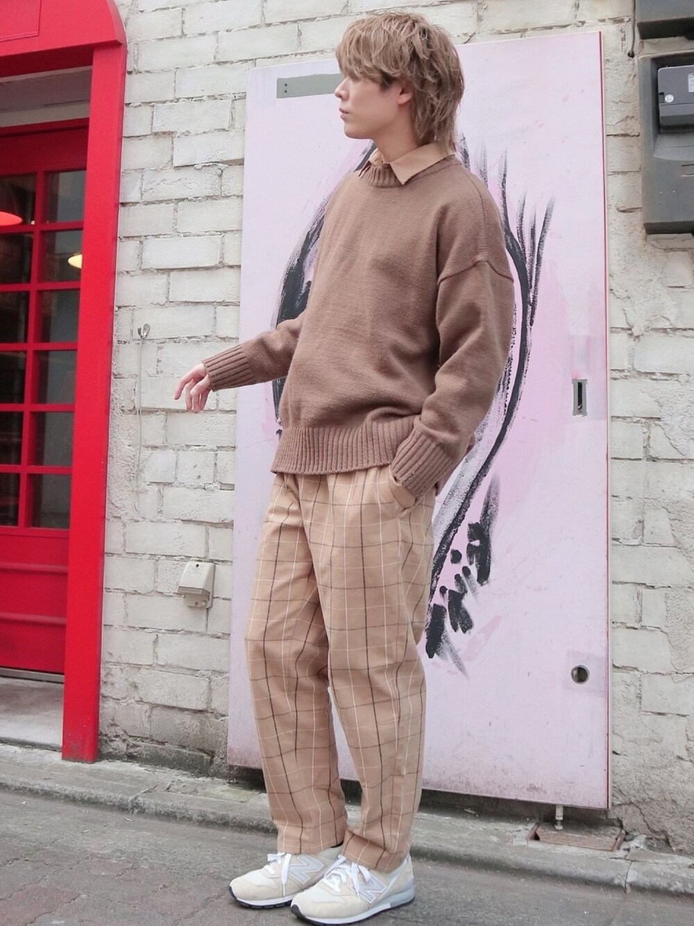 「春コーデ、休日スタイル、ゆるコーデ、シェフパンツ、ニューバランス、ニット×シャツ、おしゃれさんと繋がりたい、いいね、save、フォローお願いします🤑、今日のコーデ、シャツスタイル」｜「ALANDのアイテム（ニット/セーター、ベージュ系）」を使った、ひろきさん（メンズ・178cm）の春コーディネートの1枚目の写真