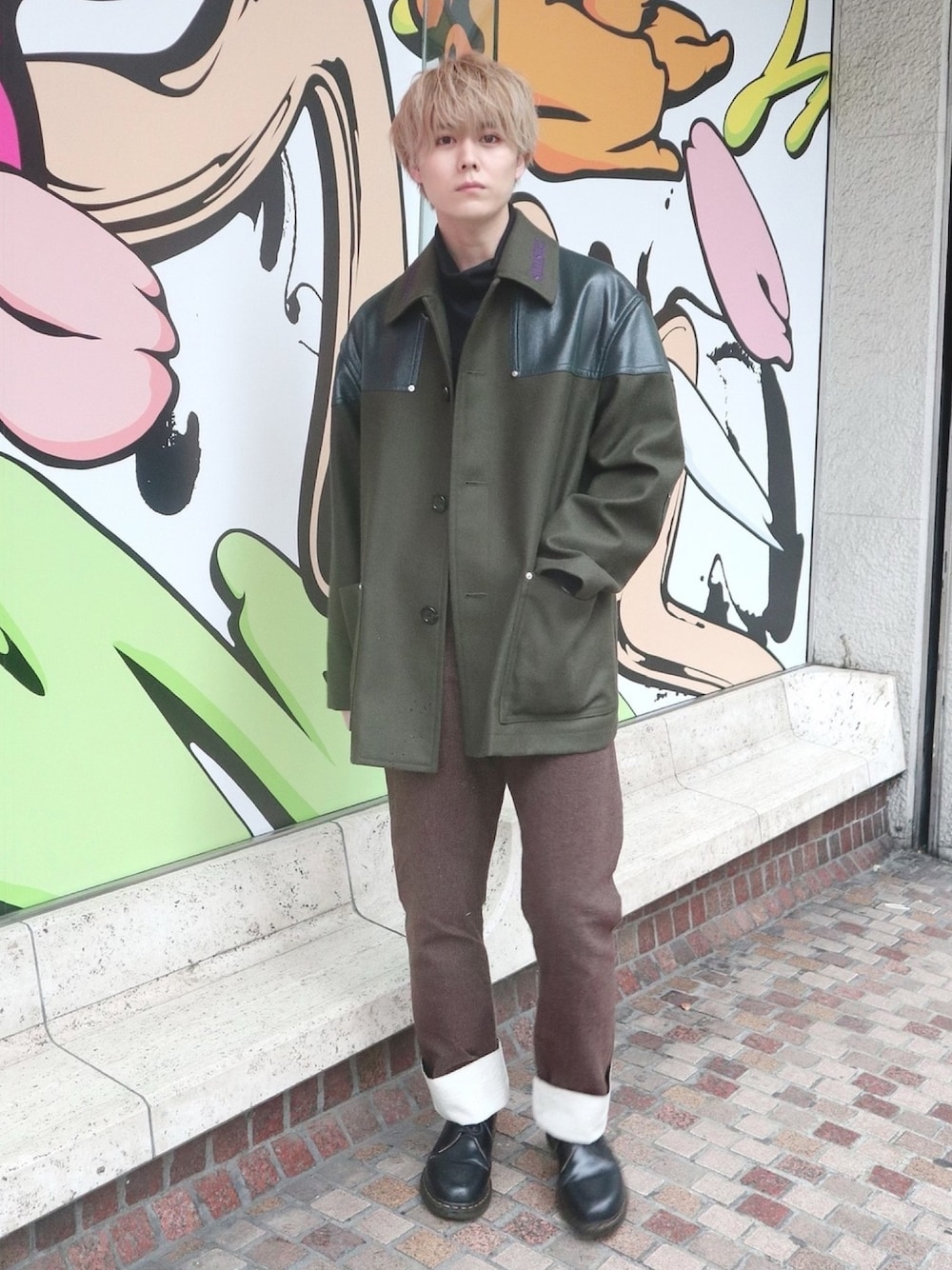 「大人カジュアル、JOHN LAWRENCE SULLIVAN、コート、ドンキーコート、カーキ、きれいめカジュアル、Dr.Martens、sunsea、いいね、save、フォローお願いします🤑、おしゃれさんと繋がりたい」｜「JOHN LAWRENCE SULLIVANのアイテム（ジャケット/アウター、グリーン系）」を使った、ひろきさん（メンズ・178cm）の春コーディネートの1枚目の写真