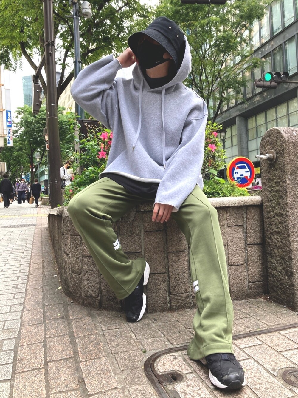 「休日スタイル、ゆるコーデ、パーカー、グレーパーカー、オリーブ、ジャージ、ストリート、韓国ファッション、いいね、save、フォローお願いします🤑、おしゃれさんと繋がりたい」｜「WARPのアイテム（帽子、ブラック系）」を使った、ひろきさん（メンズ・178cm）の春コーディネートの1枚目の写真