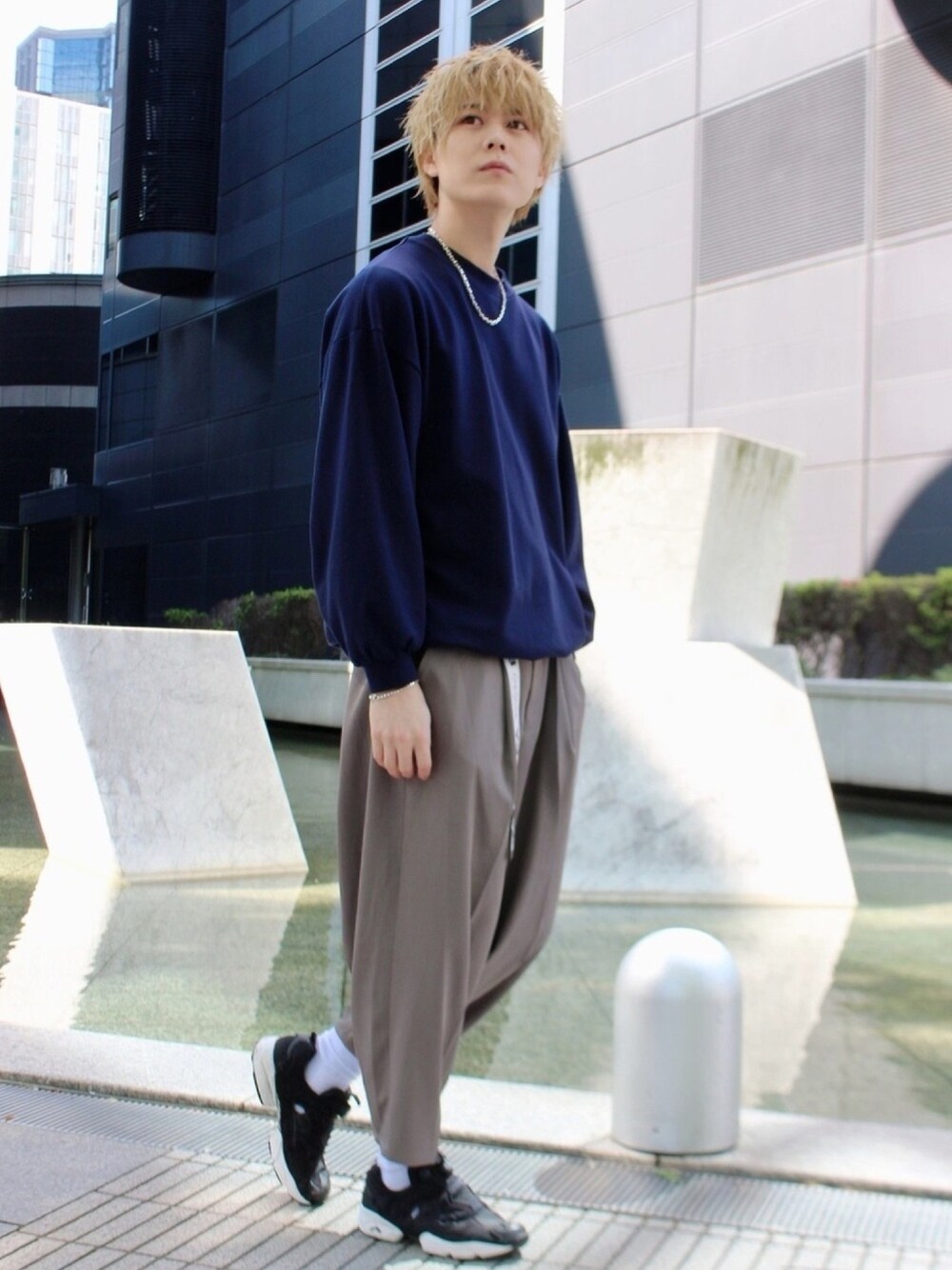 ブルー系のスウェット、グレー系のその他パンツ、ブラック系のスニーカーを着用したメンズの春コーディネートの1枚目の写真