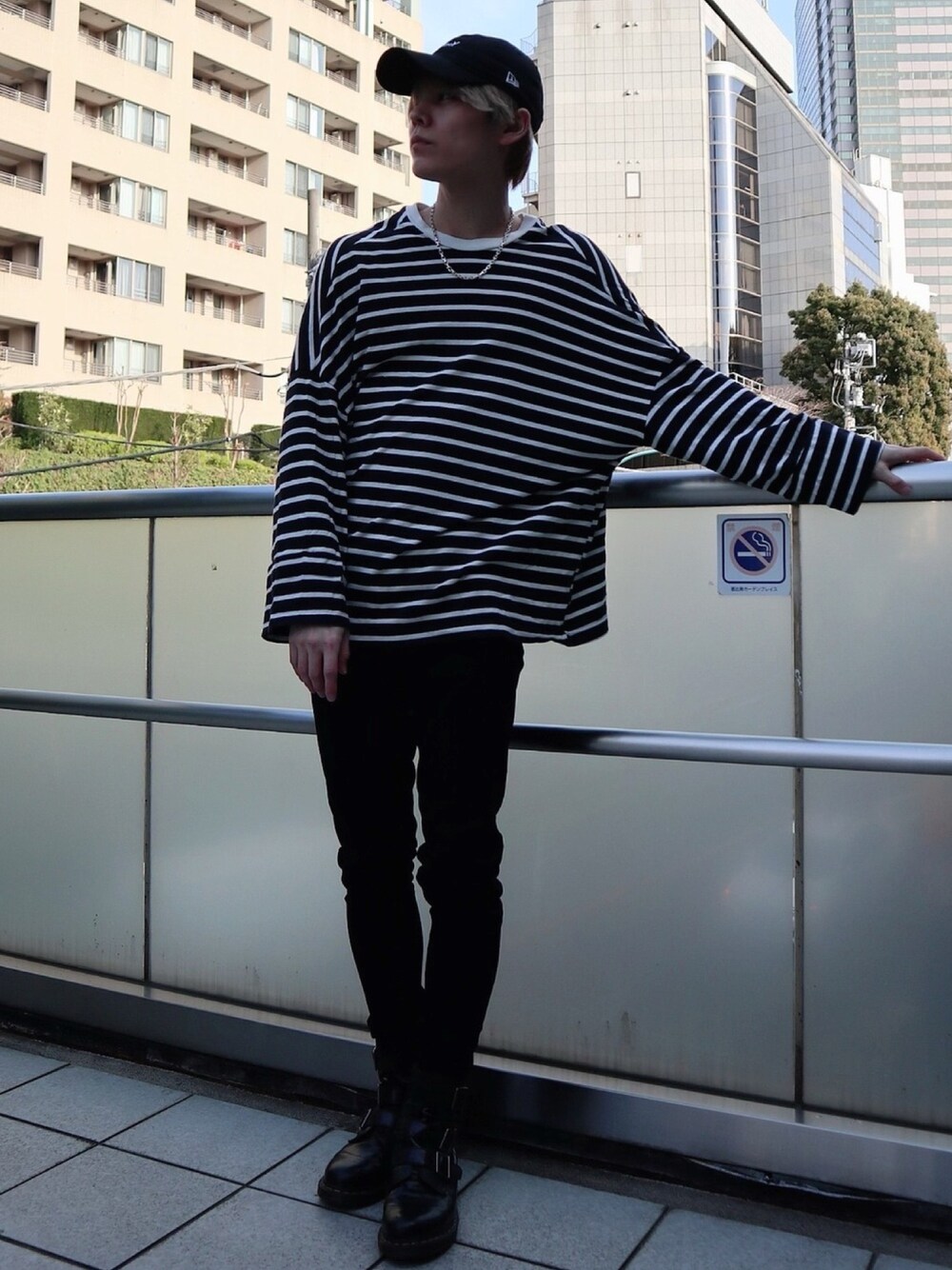 「春コーデ、ボーダートップス、ビッグシルエット、シンフルコーデ、キャツプ、Dr.Martens、スキニーデニム、adrer、おしゃれさんと繋がりたい、いいね、save、フォローお願いします🤑」｜「Ground Yのアイテム（帽子、ブラック系）」を使った、ひろきさん（メンズ・178cm）の春コーディネートの1枚目の写真