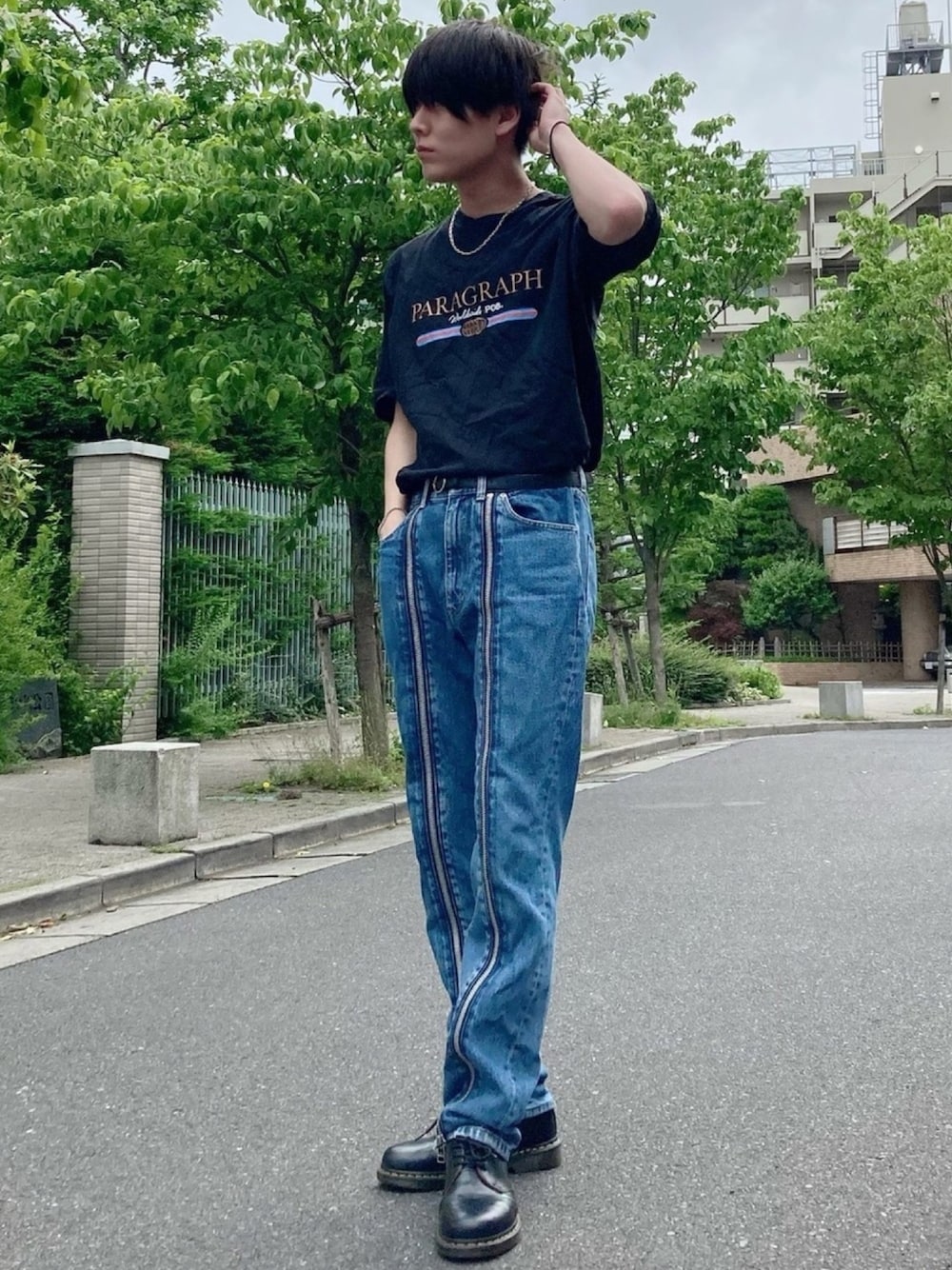「これが私をアゲる服、ジップデニム、JOHN LAWRENCE SULLIVAN、タックイン、デニムパンツ、春夏コーデ、いいね、save、フォローお願いします🤑、おしゃれさんと繋がりたい、フォローミー、シンプル」｜「Paragraphのアイテム（Tシャツ/カットソー、ブラック系）」を使った、ひろきさん（メンズ・178cm）の春コーディネートの1枚目の写真