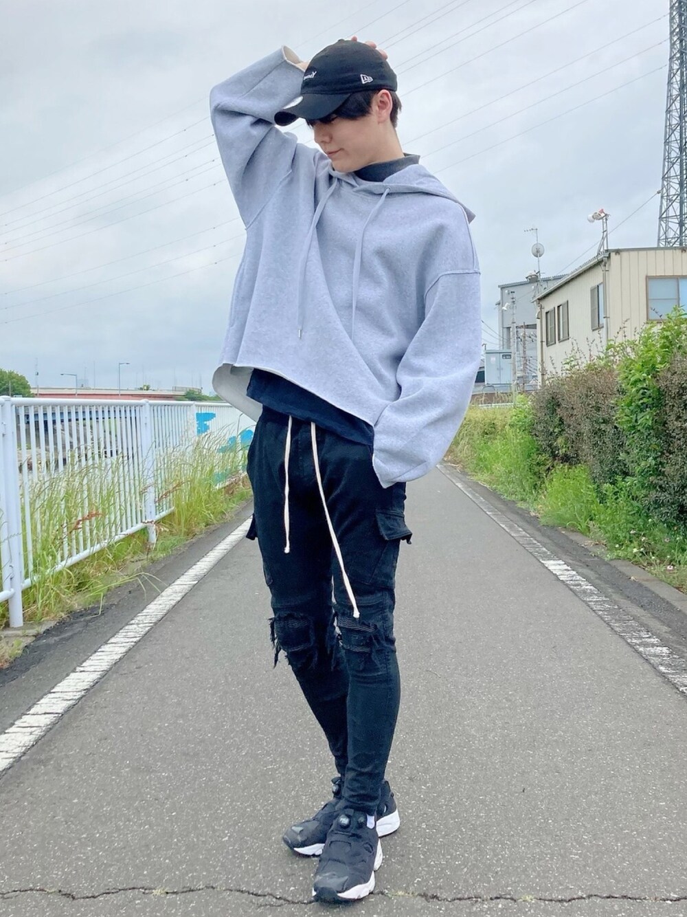 「グレーパーカー、オーバーサイズパーカー、m.p.studious、韓国ファッション、GROUND Y、キャツプ、カーゴパンツ、スニーカー、reebok、はるコーデ」｜「Ground Yのアイテム（帽子、ブラック系）」を使った、ひろきさん（メンズ・178cm）の春コーディネートの1枚目の写真