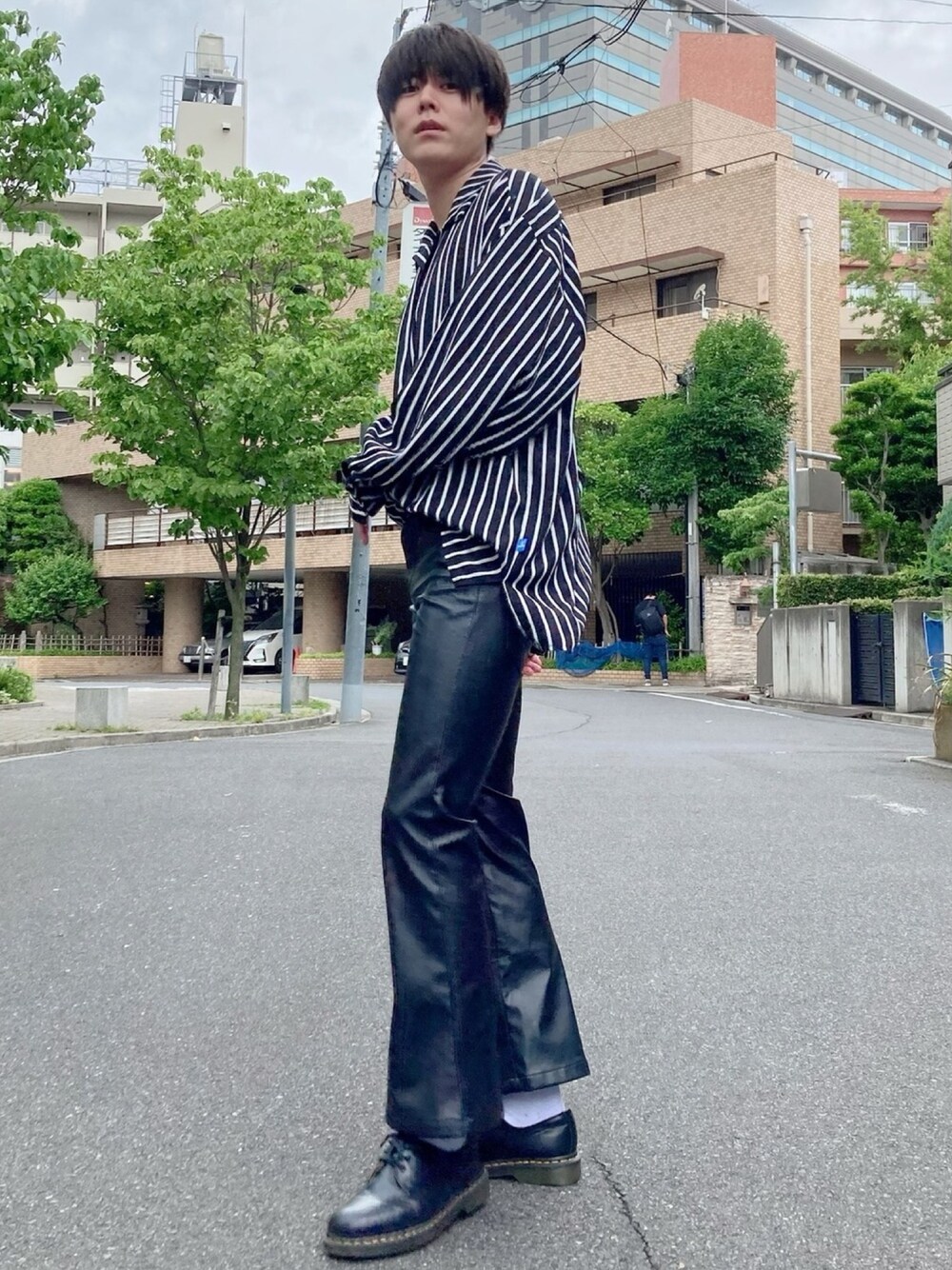 「オーバーサイズ、韓国ファッション、ストライプシャツ、レザーパンツ、フレアパンツ、お洒落さんとつながりたい、いいね、save、フォローお願いします🤑、ootd、古着MIX、シンプル」｜「WARPのアイテム（シャツ/ブラウス、ブラック系）」を使った、ひろきさん（メンズ・178cm）の夏コーディネートの1枚目の写真