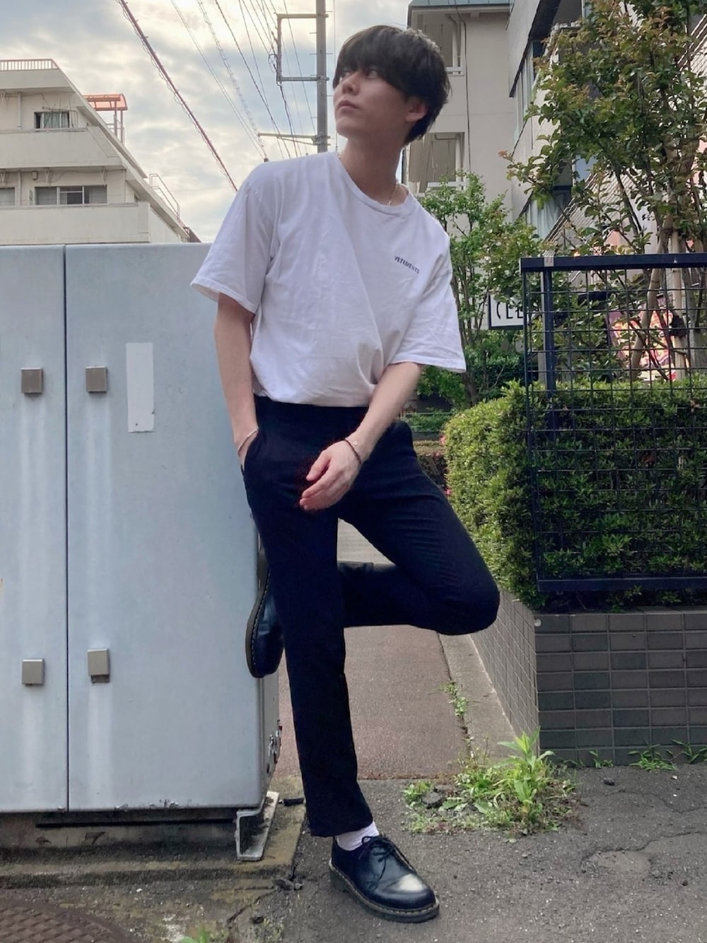 「シンプルコーデ、今日のコーデ、キレイめ、夏コーデ、ootd、白Tシャツ、vetements、おしゃれさんと繋がりたい、いいね、save、フォローお願いします🤑、モデル」｜「VETEMENTSのアイテム（Tシャツ/カットソー、ホワイト系）」を使った、ひろきさん（メンズ・178cm）の夏コーディネートの1枚目の写真