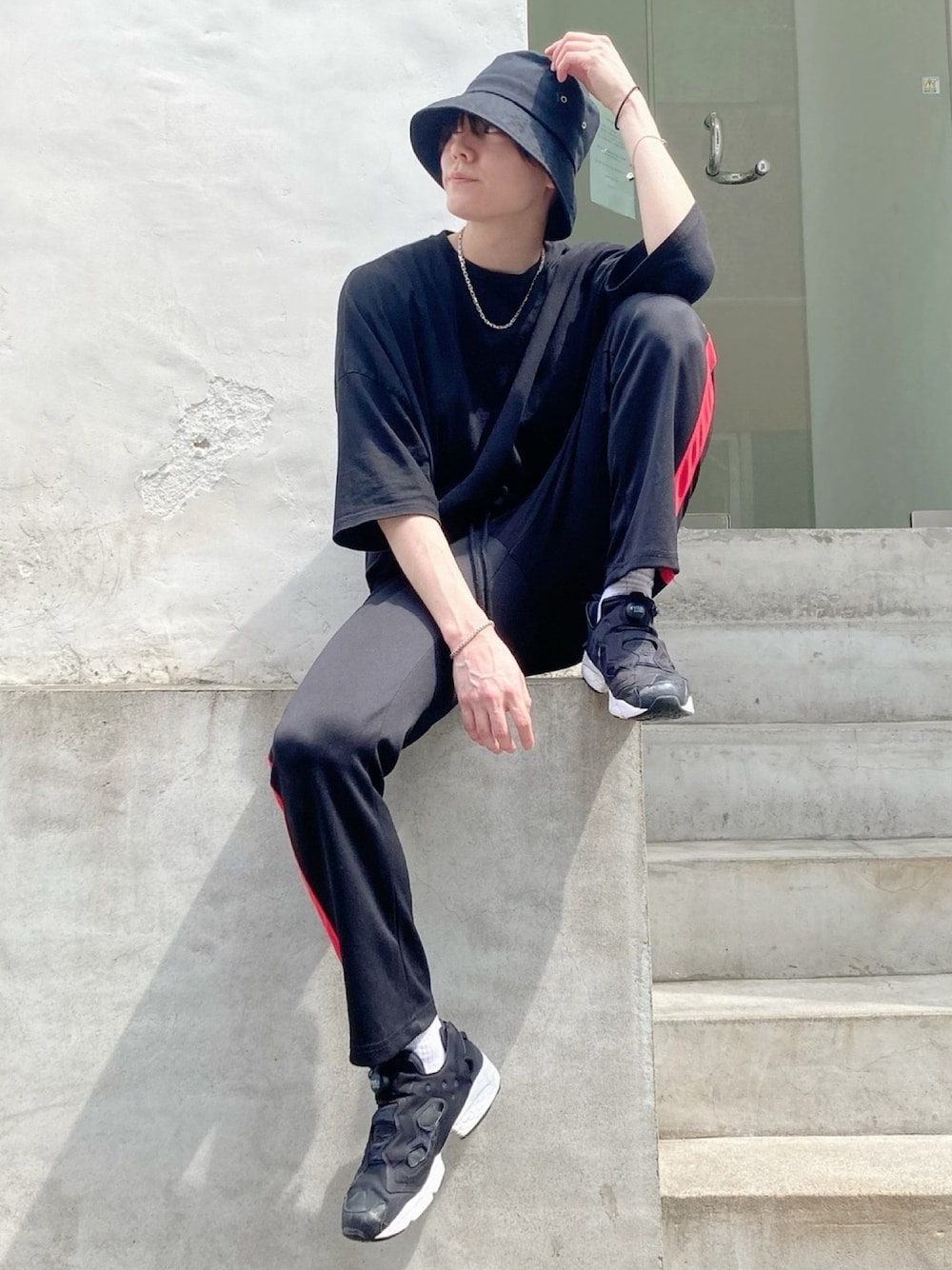 「夏、ラフコーデ、真っ黒コーデ、トラックパンツ、ファッションの力を信じよう、韓国ファッション、無地T、いいね、save、フォローお願いします🤑、おしゃれさんと繋がりたい、ootd」｜「WARPのアイテム（帽子、ブラック系）」を使った、ひろきさん（メンズ・178cm）の夏コーディネートの1枚目の写真