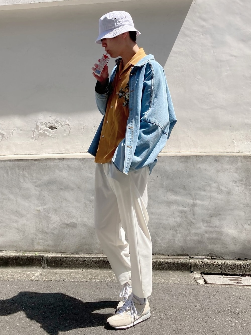 イエロー系のシャツ/ブラウス、ブルー系のジャケット/アウター、ホワイト系のスラックスを着用したメンズの夏コーディネートの1枚目の写真