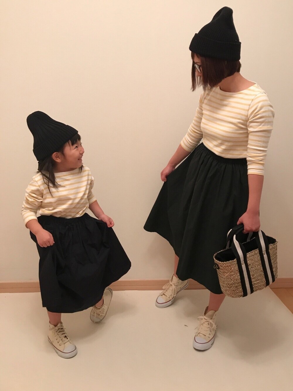 イエロー系のTシャツ/カットソー、ベージュ系のスニーカー、ブルー系のスカートを着用したキッズの春コーディネートの1枚目の写真