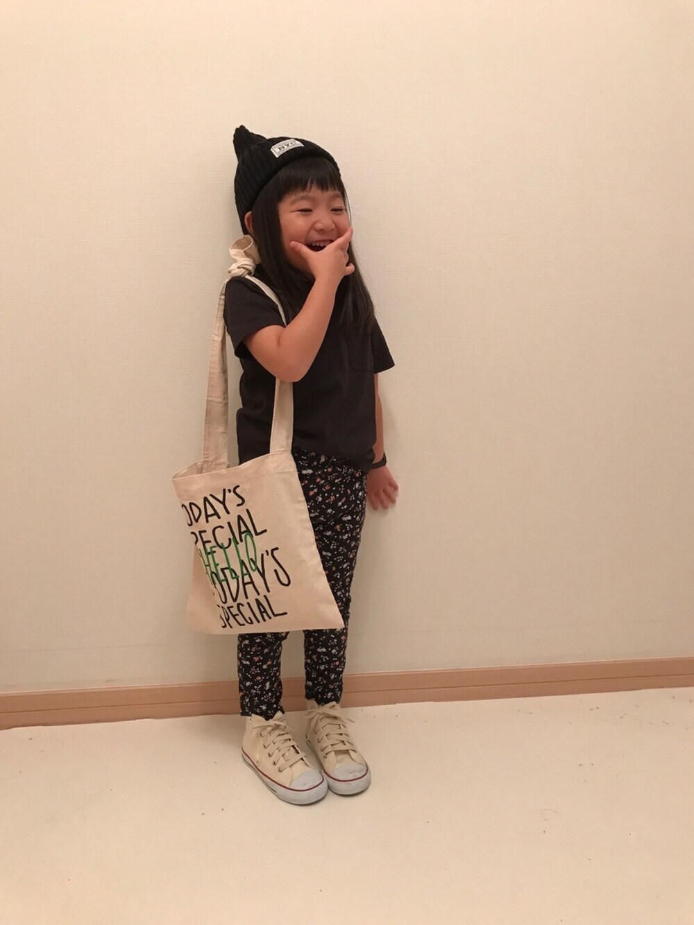 「キッズコーデ、シンプル、おんなのこ、カジュアルコーデ、ライトオン(Right-on)、ニット帽、チャンピオン、女の子、kids、6歳」｜「Championの【CHAMPION】ムジポケットＴシャツ（Tシャツ/カットソー、ブラック系）」を使った、mocoさん（キッズ・100cm）の春コーディネートの1枚目の写真