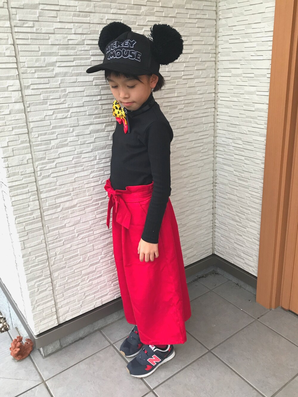 「wearhalloween2018、ハロウィン、女の子、プチプラ、女の子コーデ、UNIQLO、kidsfashion、スニーカー」｜「UNIQLOのGIRLS リブハイネックT（長袖）（その他トップス、ブラック系）」を使った、mocoさん（キッズ・120cm）の秋コーディネートの1枚目の写真