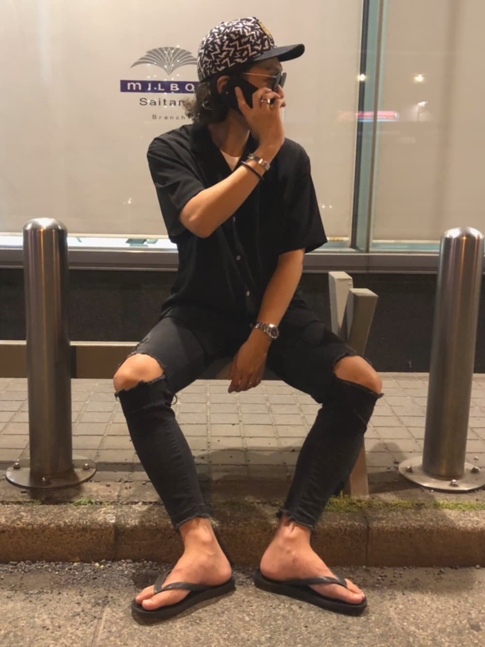 「開襟シャツ、レーヨンシャツ、ダメージデニムパンツ、スキニーデニム、黒パンツ、ビーサン、rvca、ブラックコーデ、ストリート」｜「RVCAのアイテム（キャップ、ブラック系）」を使った、Hayato Kanekoさん（メンズ・172cm）の夏コーディネートの1枚目の写真