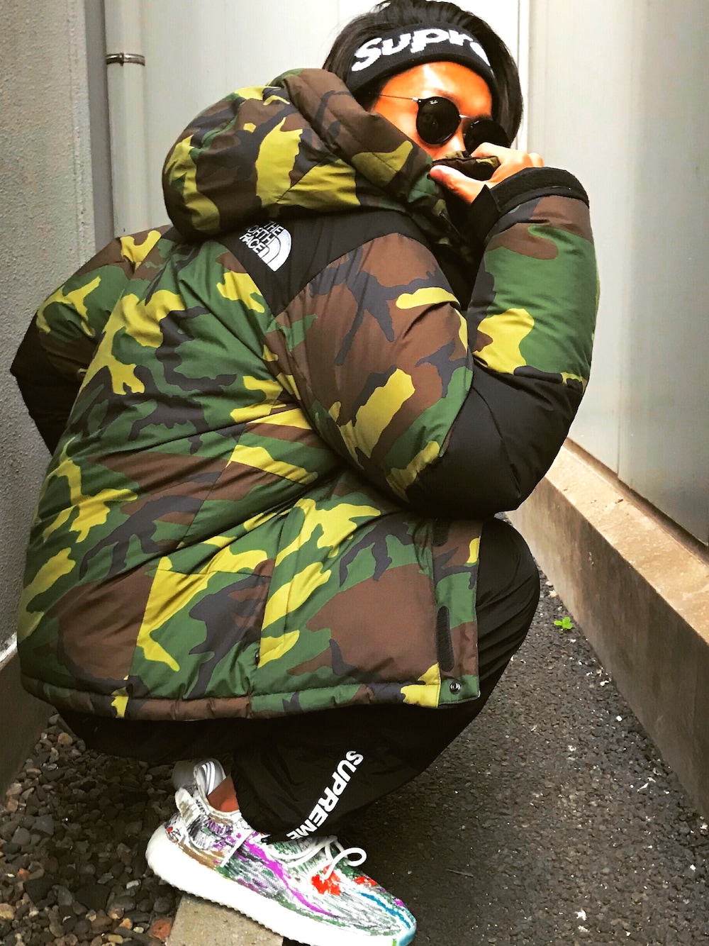 「2018マイベストコーデ、秋冬、ダウンジャケット、バルトロ、ノースフェイス、ナイロンパンツ、adidas、yeezy boost 350 v2、カモフラ、迷彩」｜「Supreme のアイテム（ヘアバンド、ブラック系）」を使った、Hayato Kanekoさん（メンズ・172cm）の冬コーディネートの1枚目の写真