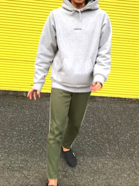 Supreme のパーカーを使った「オリーブ」の人気ファッション