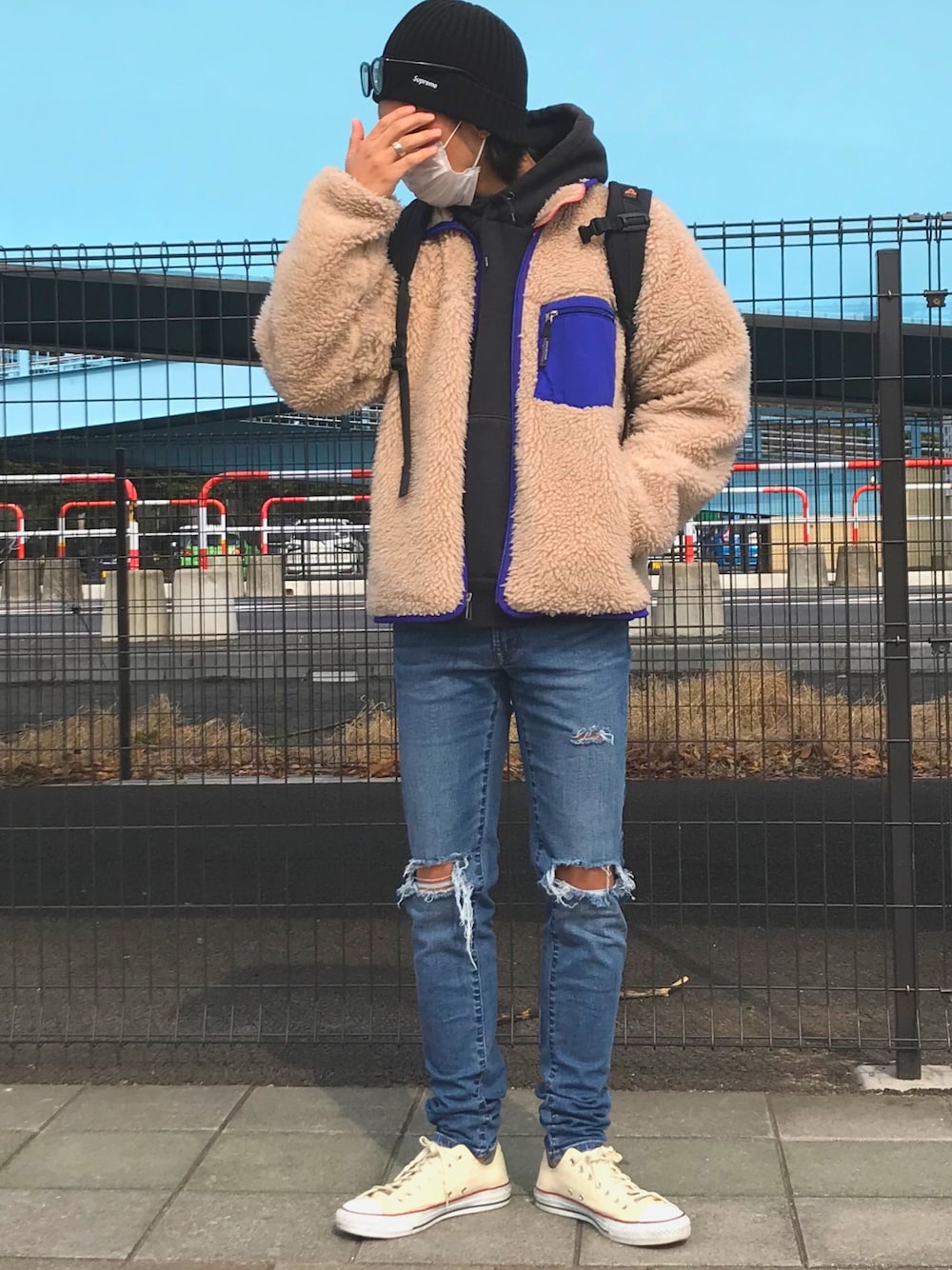 「春、ボアジャケット、ボア、パタゴニア、patagonia、レトロX、ダメージデニムパンツ、コンバース、ALL STAR、ラフ」｜「Supreme のアイテム（ニットキャップ/ビーニー、ブラック系）」を使った、Hayato Kanekoさん（メンズ・172cm）の春コーディネートの1枚目の写真
