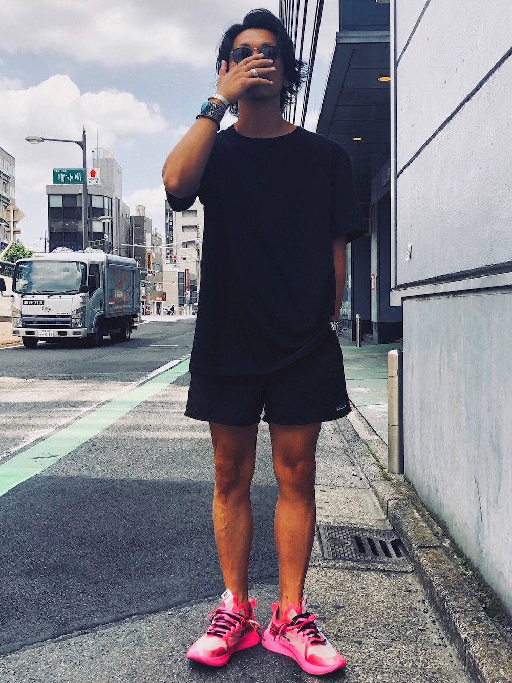 「夏コーデ、シンプルコーデ、オーバーサイズ、オトナカジュアル、オールブラック、ワントーンコーデ、ハーフパンツ、パタゴニア、patagonia、NIKE」｜「UNIQLOのアイテム（Tシャツ/カットソー、ブラック系）」を使った、Hayato Kanekoさん（メンズ・173cm）の夏コーディネートの1枚目の写真