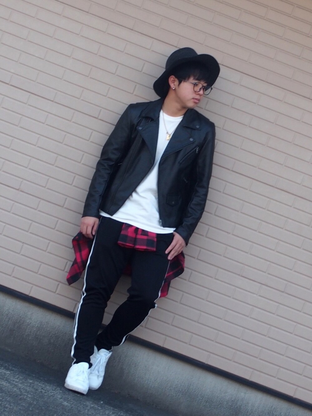 「ライダース好きと繋がりたい、お洒落さんとつながりたい、ライダース、黒、GU、ライダースジャケット、ラインパンツ、西島隆弘、adidas、中学生」｜「STUSSYのStock Emb Tee（Tシャツ/カットソー、ホワイト系）」を使った、Tatsuk!さん（メンズ・165cm）の冬コーディネートの1枚目の写真