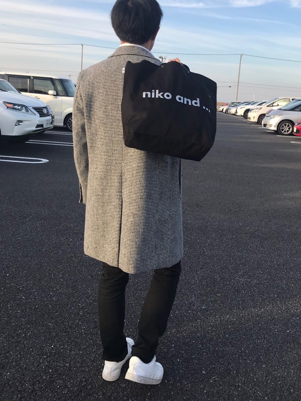「adidas、GU、niko and ...、チェスターコート、黒スキニー、高校生、おしゃれさんと繋がりたい」｜「GUの(GU)スキニーパンツ OFF WHITE 55（その他パンツ、ブラック系）」を使った、Tatsuk!さん（メンズ・168cm）の秋コーディネートの1枚目の写真