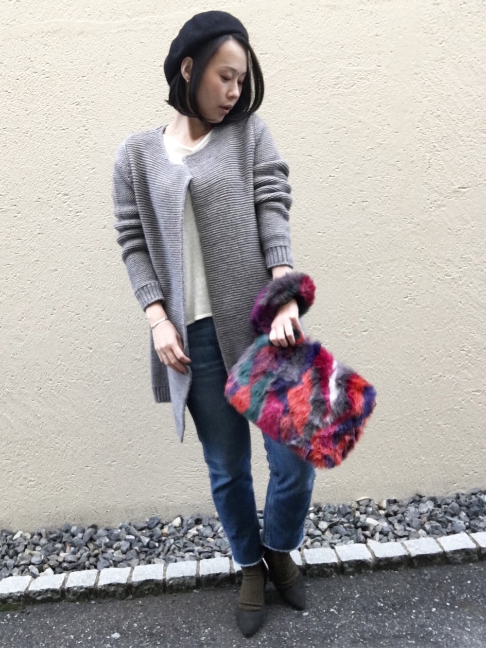 「DouDou、ニットコート、ホワイトニット、切りっぱなしデニム、niko and ...、ベレー帽、ORiental TRaffic(ORiental TRaffic)、スエードパンプス、ファークラッチ」｜「niko and...のオリジナル カラーベレー【niko and ...】（ハンチング/ベレー帽、ブラック系）」を使った、aikoさん（レディース・158cm）の冬コーディネートの1枚目の写真