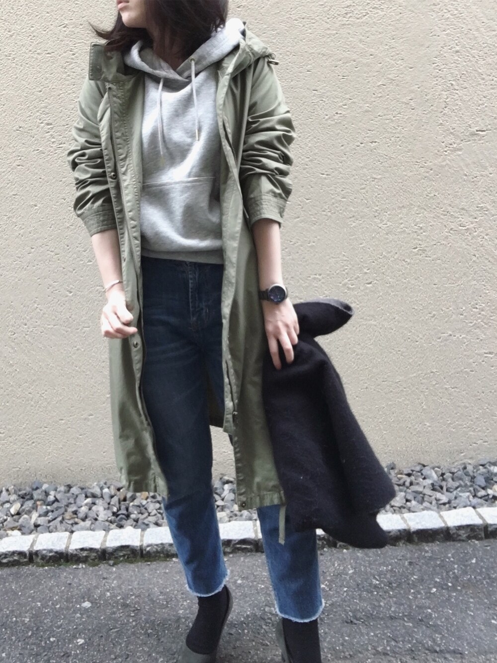 「GU、ライトモッズコート、パーカー、DouDou、切りっぱなしデニム、AZUL by moussy、リバーシブルストール、ORiental TRaffic(ORiental TRaffic)、スエードパンプス、パンプスに靴下」｜「GUのアイテム（モッズコート、グリーン系）」を使った、aikoさん（レディース・158cm）の春コーディネートの1枚目の写真