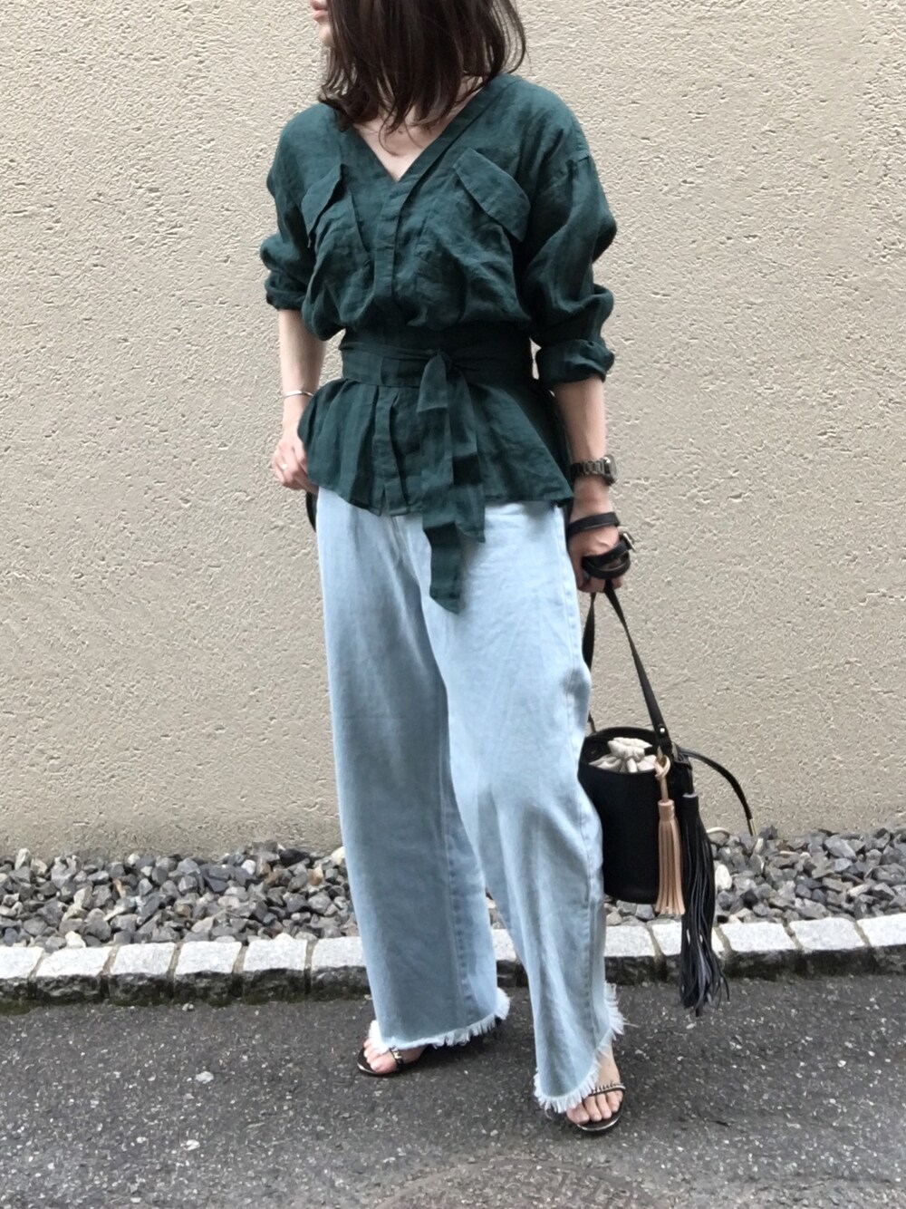 「DouDou、リネンリボンシャツ、リネンシャツ、ウエストフリンジデニム、casselini、タッセルバック、ZARA、ストラップサンダル」｜「DouDouのアイテム（シャツ/ブラウス、グリーン系）」を使った、aikoさん（レディース・158cm）の夏コーディネートの1枚目の写真
