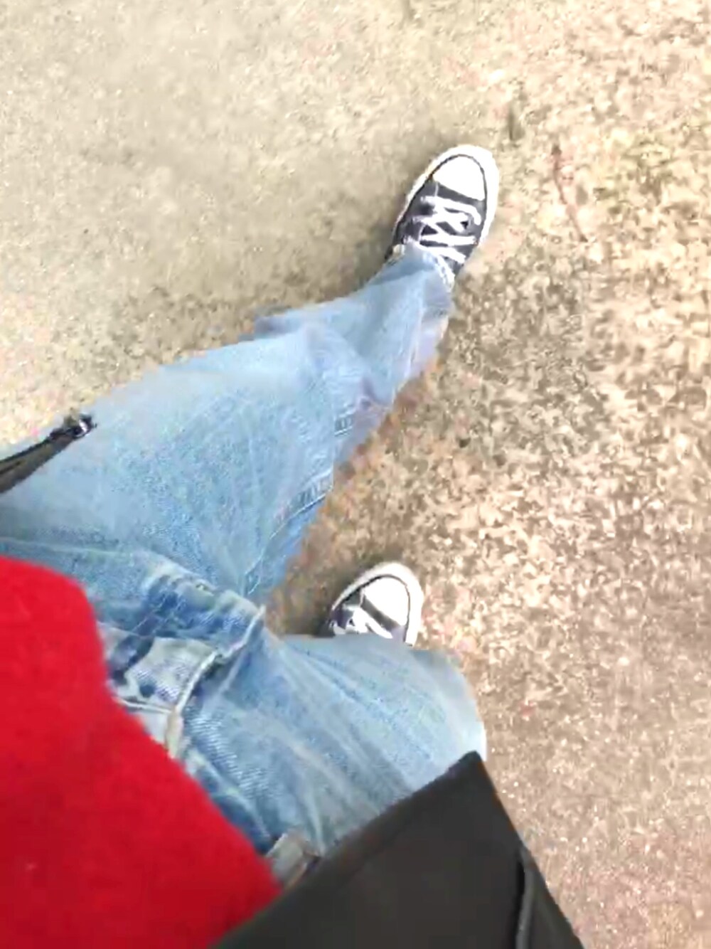 ブルー系のスニーカー、ブルー系のデニムパンツ、ブラック系のライダースジャケットを着用したレディースの秋コーディネートの1枚目の写真