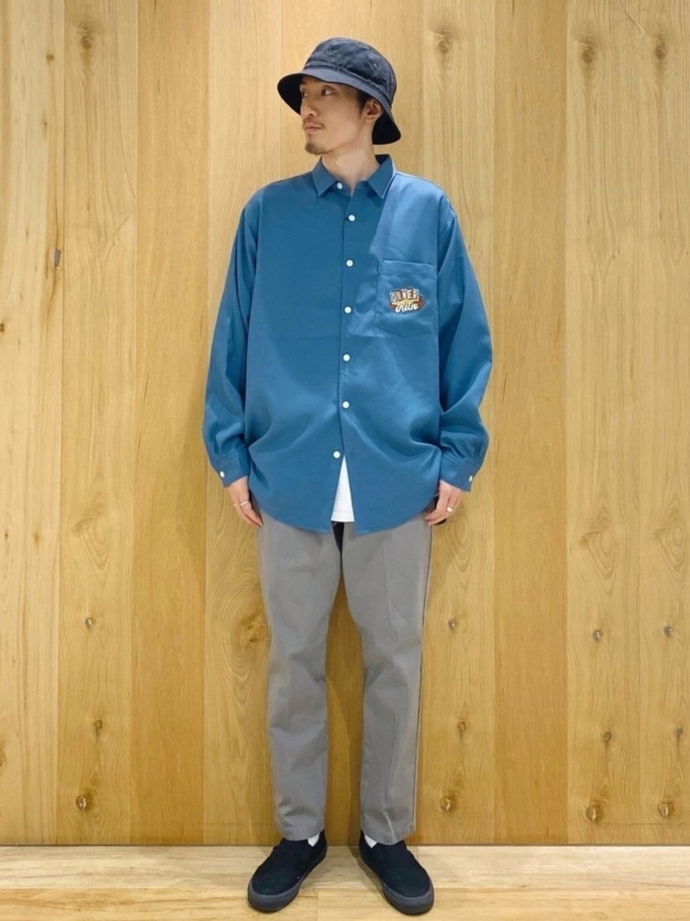 「秋のコーデ、きれいめカジュアル、オトナカジュアル、ビックシルエット、刺繍シャツ、ライトオン、VANS」｜「newhattanのnewhattan / ウォッシュド コットン ツイル バケットハット（ハット、ブラック系）」を使った、ｻｻﾏ さん（メンズ・175cm）の秋コーディネートの1枚目の写真
