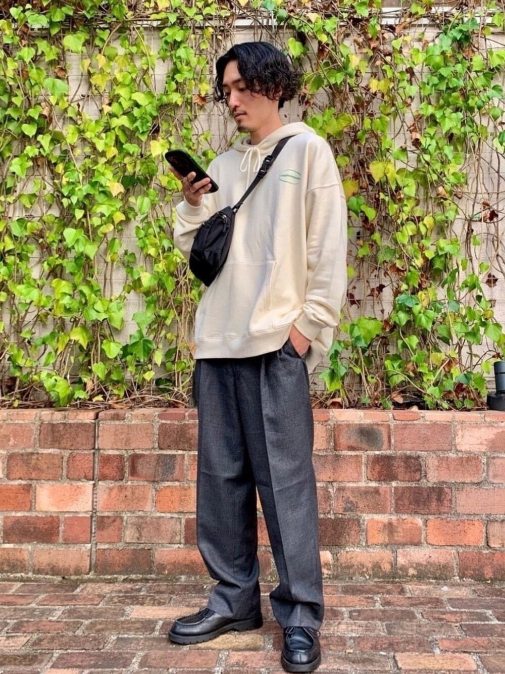 「秋のマイ旬スタイル、大人カジュアル、オーバーサイズ、革靴、きれいめカジュアル、ootd、古着MIX、古着好きな人と繋がりたい、おしゃれさんと繋がりたい、ユニクロ」｜「JOURNAL STANDARDの【Mishima Mart / ミシママート】supple スウェットパーカー（パーカー、ホワイト系）」を使った、ｻｻﾏ さん（メンズ・175cm）の秋コーディネートの1枚目の写真
