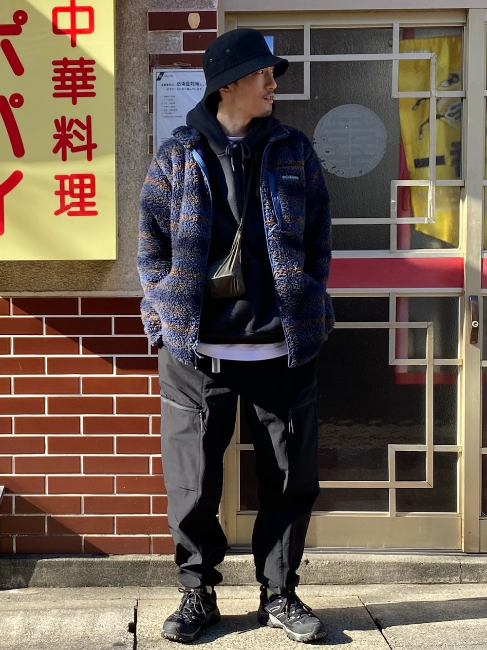 「ボアジャケット、フリース、黒、ブラックコーデ、ストリートコーデ、ナイロンパンツ、ベイカーパンツ、いいね、save、フォローお願いします🤑、ootd、お洒落さんとつながりたい」｜「ColumbiaのWINTER PASS PRINT FLEECE（その他アウター、その他）」を使った、ｻｻﾏ さん（メンズ・175cm）の秋コーディネートの1枚目の写真