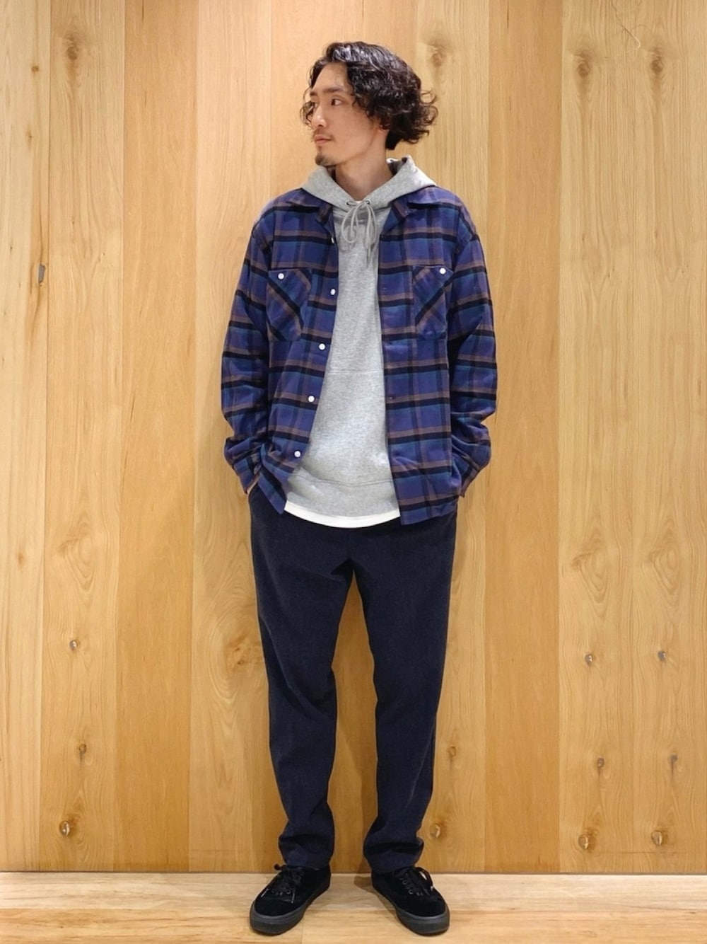 「秋コーデ、大人カジュアル、プチプラコーデ、ネルシャツ、チェックシャツ、スラックス、パーカー、ootd、いいね、save、フォローお願いします🤑、ライトオン」｜「BACK NUMBERのネルオープンカラーチェックシャツ（シャツ/ブラウス、ブルー系）」を使った、ｻｻﾏ さん（メンズ・175cm）の秋コーディネートの1枚目の写真