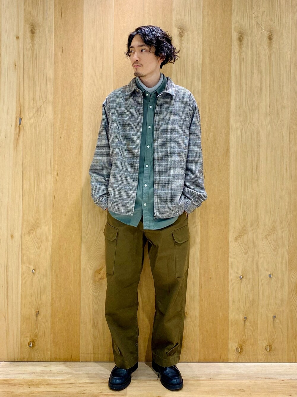 「秋冬コーデ、ootd、プチプラ、ビッグシルエット、ブルゾン、いいね、save、フォローお願いします🤑、おしゃれさんと繋がりたい、チェック柄、カーゴパンツ、革靴」｜「Right-onのアイテム（ブルゾン、グレー系）」を使った、ｻｻﾏ さん（メンズ・175cm）の秋コーディネートの1枚目の写真