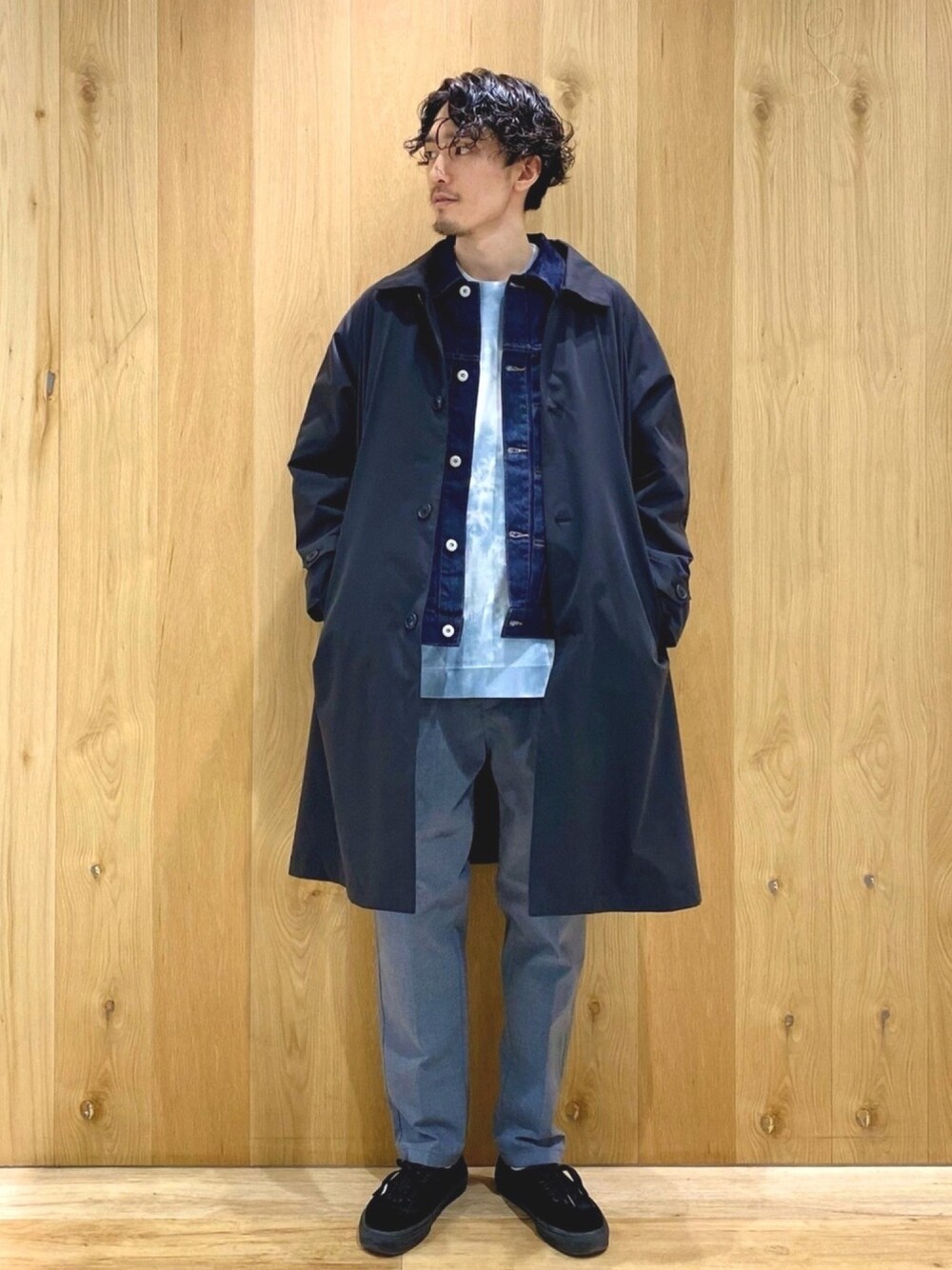 「春コーデ、アウターONアウター、きれいめカジュアル、キレイめ、ステンカラーコート、デニムジャケット、タイダイ柄、VANS、お洒落さんとつながりたい、いいね、save、フォローお願いします🤑」｜「PLUS ONEの【PLUS ONE】ステンカラーコート（ステンカラーコート、ベージュ系）」を使った、ｻｻﾏ さん（メンズ・175cm）の冬コーディネートの1枚目の写真