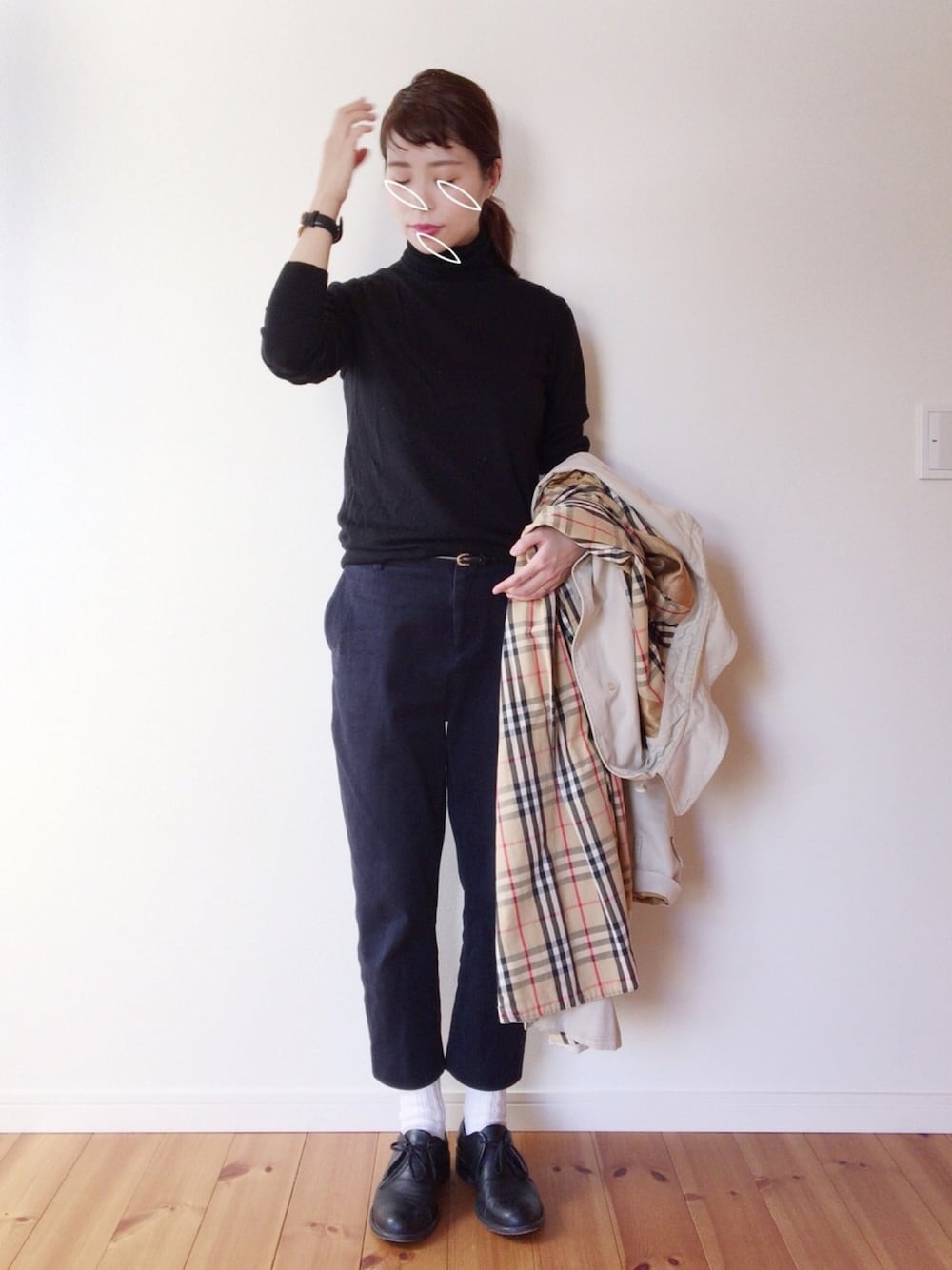 「テーパードパンツ、タートルネック、オジ靴、ステンカラーコート」｜「UNIQLOのアイテム（ニット/セーター、ブラック系）」を使った、 s h i.さん（レディース・157cm）の冬コーディネートの1枚目の写真