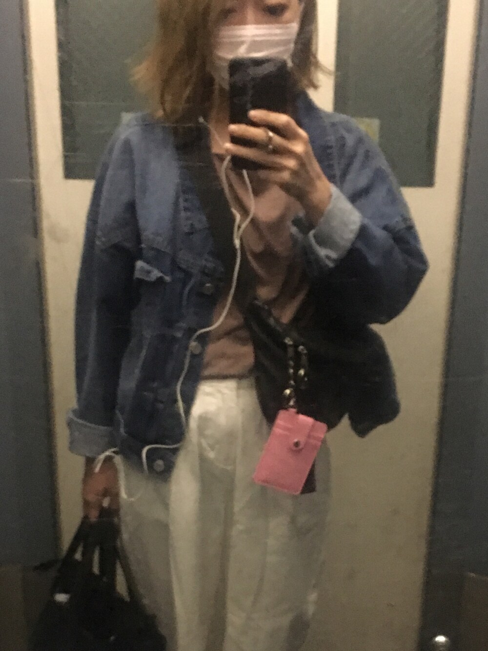 ブルー系のデニムジャケット、ホワイト系のデニムパンツ、ブラウン系のTシャツ/カットソーを着用したレディースの夏コーディネートの1枚目の写真